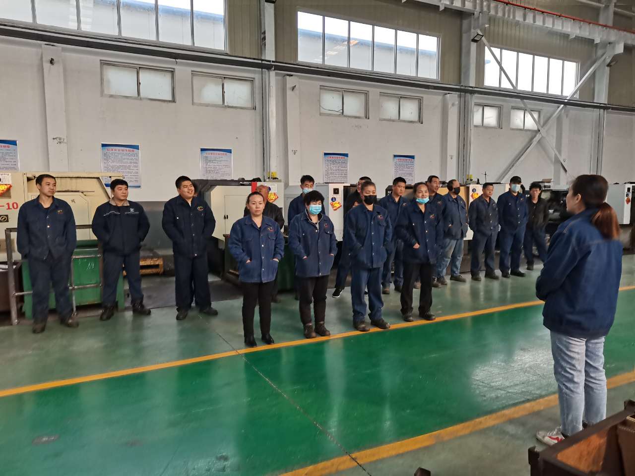 公司召開(kāi)2022年安全生產(chǎn)工作會(huì)議-03月11日上午，公司召開(kāi)2022年安全生產(chǎn)工作會(huì)議，總結(jié)2021年安全生產(chǎn)工作，部署2022年安全生產(chǎn)重點(diǎn)任務(wù)。公司各級(jí)領(lǐng)導(dǎo)班子、各部室及負(fù)責(zé)人、安全總監(jiān)及安全員等參加會(huì)議,會(huì)議由公司經(jīng)理張世立主持。 會(huì)上，公司安全總監(jiān)袁振水作《2022年安全生產(chǎn)工作報(bào)告》?？偨Y(jié)了2021年的安全管理總體工作，分析了2022年安全管理所面臨的形勢(shì)，提出了公司2022年安全生產(chǎn)工作總體思路和重點(diǎn)工作。從十個(gè)方面進(jìn)行了工作部署◆ 持續(xù)提升安全生產(chǎn)思想認(rèn)識(shí)，進(jìn)一步樹(shù)牢安全發(fā)展理念?！?突出主體責(zé)任落實(shí)，抓好三年行...
